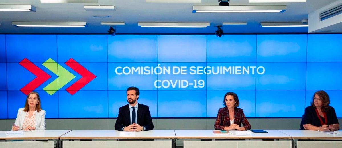 El presidente del PP, Pablo Casado, junto a Ana Pastor, Cuca Gamarra y Elvira Rodríguez.