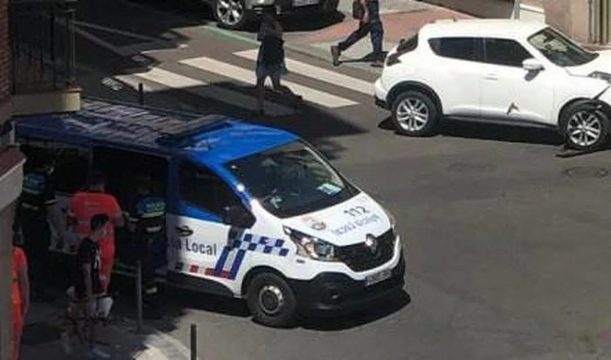 Un furgón de Policía Local en la calle Valencia en un suceso anterior.