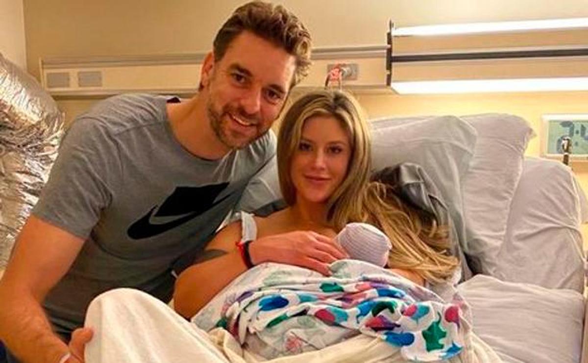 Pau Gasol y Catherine McDonnell junto a su niña.