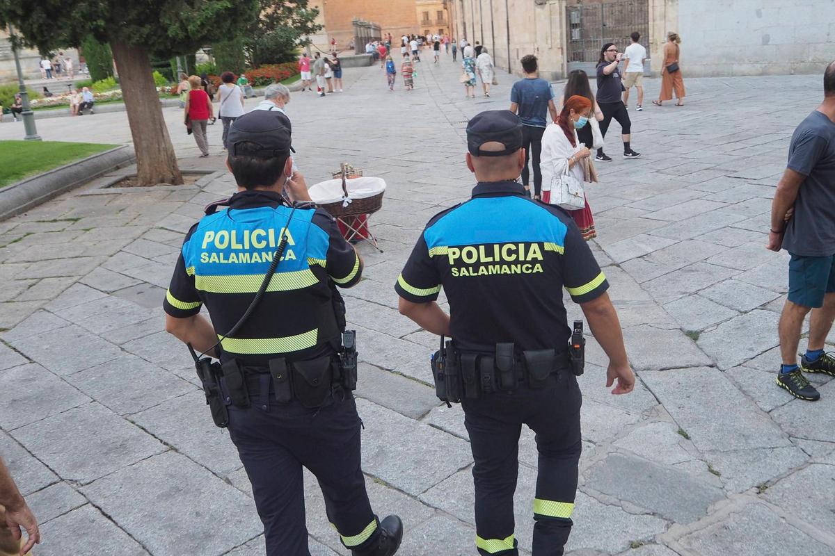 Agentes de la Policía Local patrullando a pie por el centro de la ciudad
