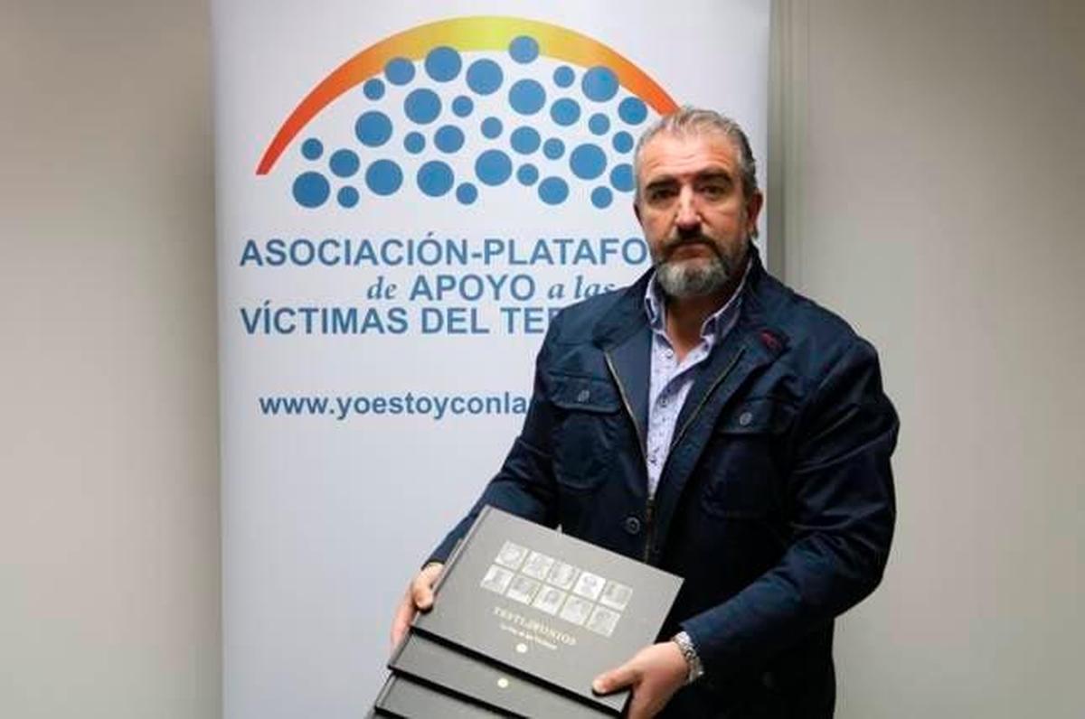 Miguel Folguera, de la APAVT, con los libros de 'Testimonios, la voz de las víctimas'