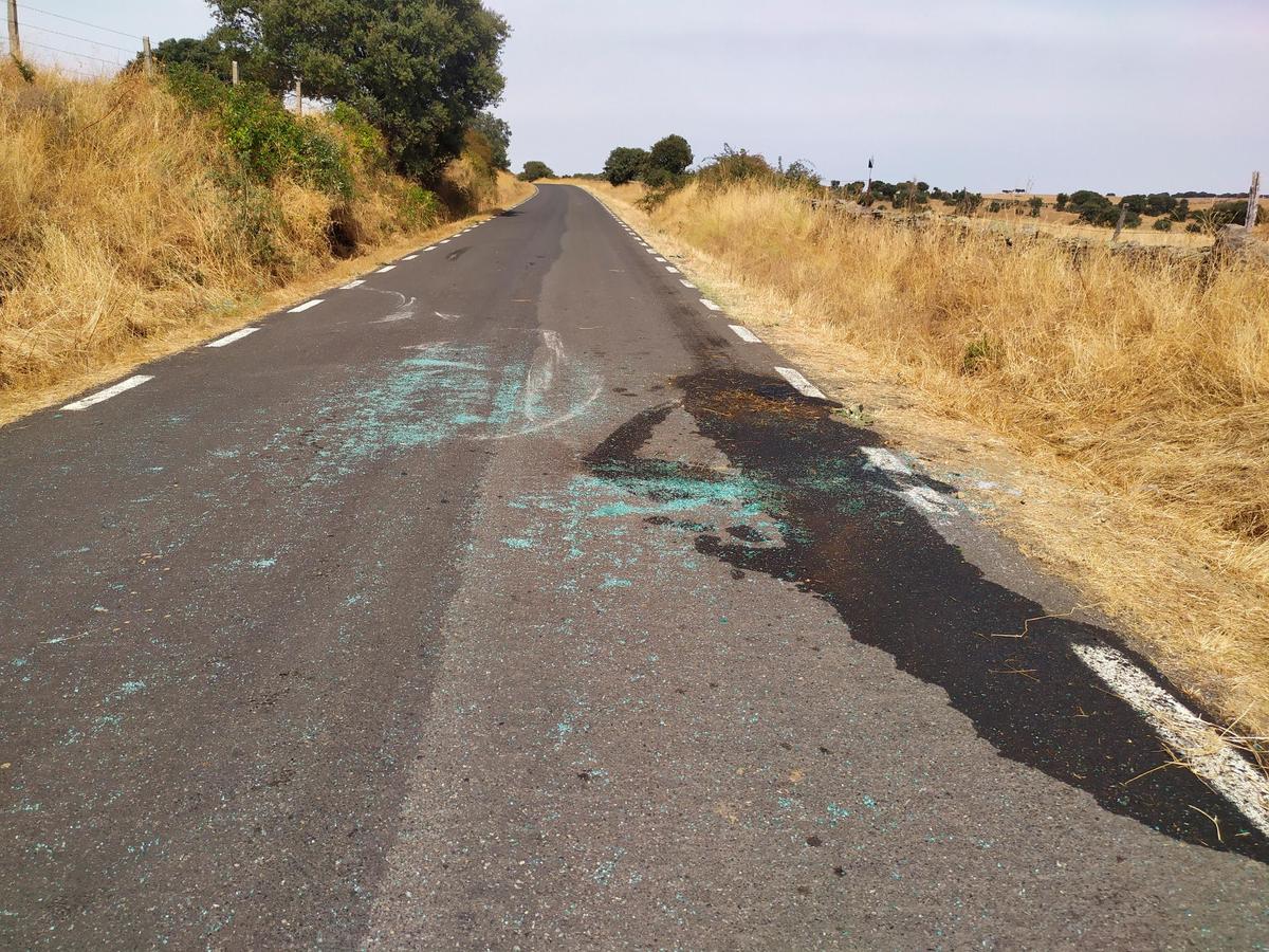 Los restos del accidente eran visibles en plena carretera.