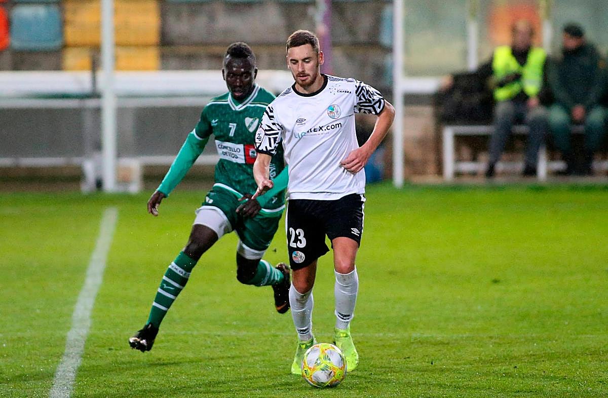 Sergio Molina, del Salamanca, ante el Coruxo en Copa RFEF