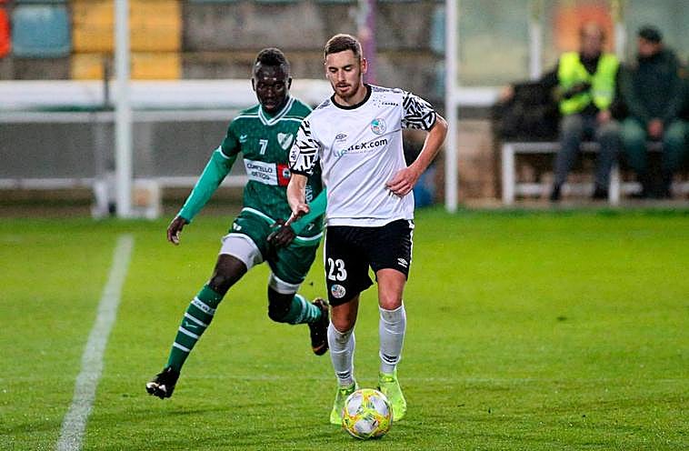 Sergio Molina, del Salamanca, ante el Coruxo en Copa RFEF