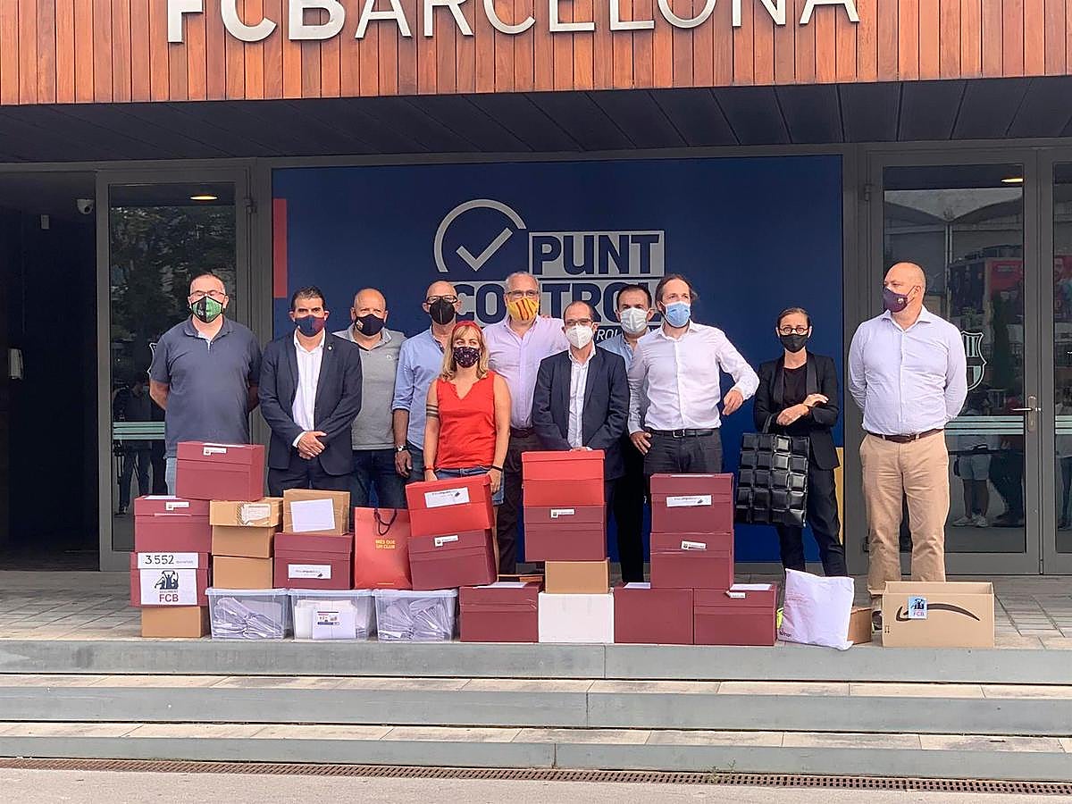 Los promotores de la moción entregan las firmas necesarias para emprender el voto de censura.