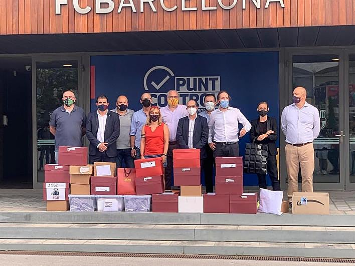 Los promotores de la moción entregan las firmas necesarias para emprender el voto de censura.