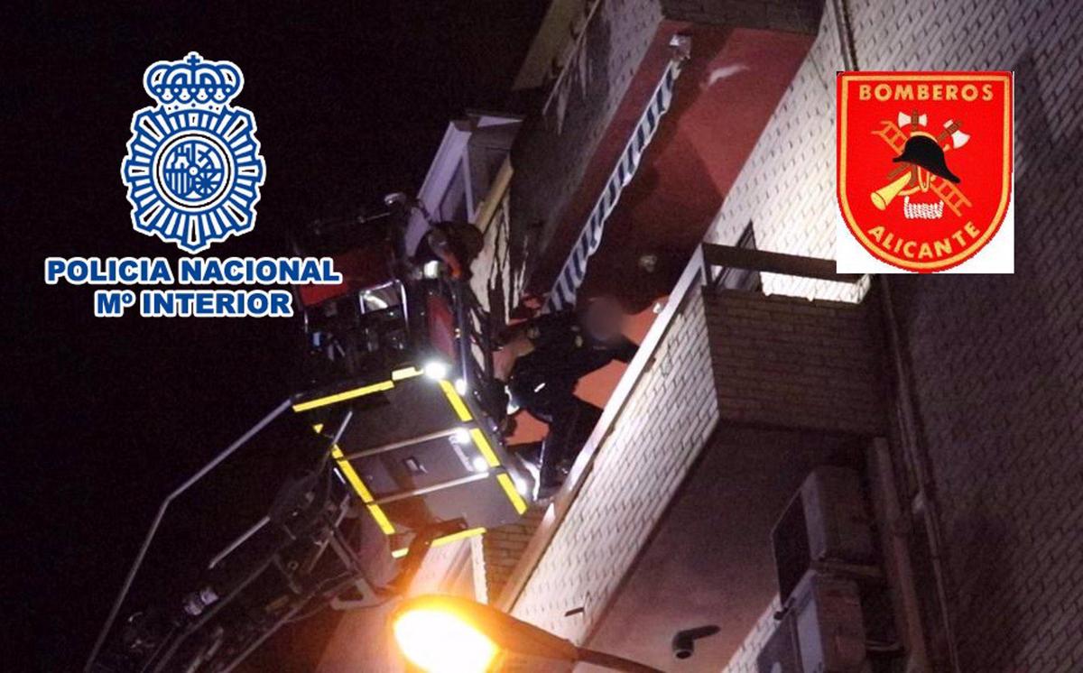 Bomberos rescatando con la escala a la mujer retenida por su hijo en Alicante.