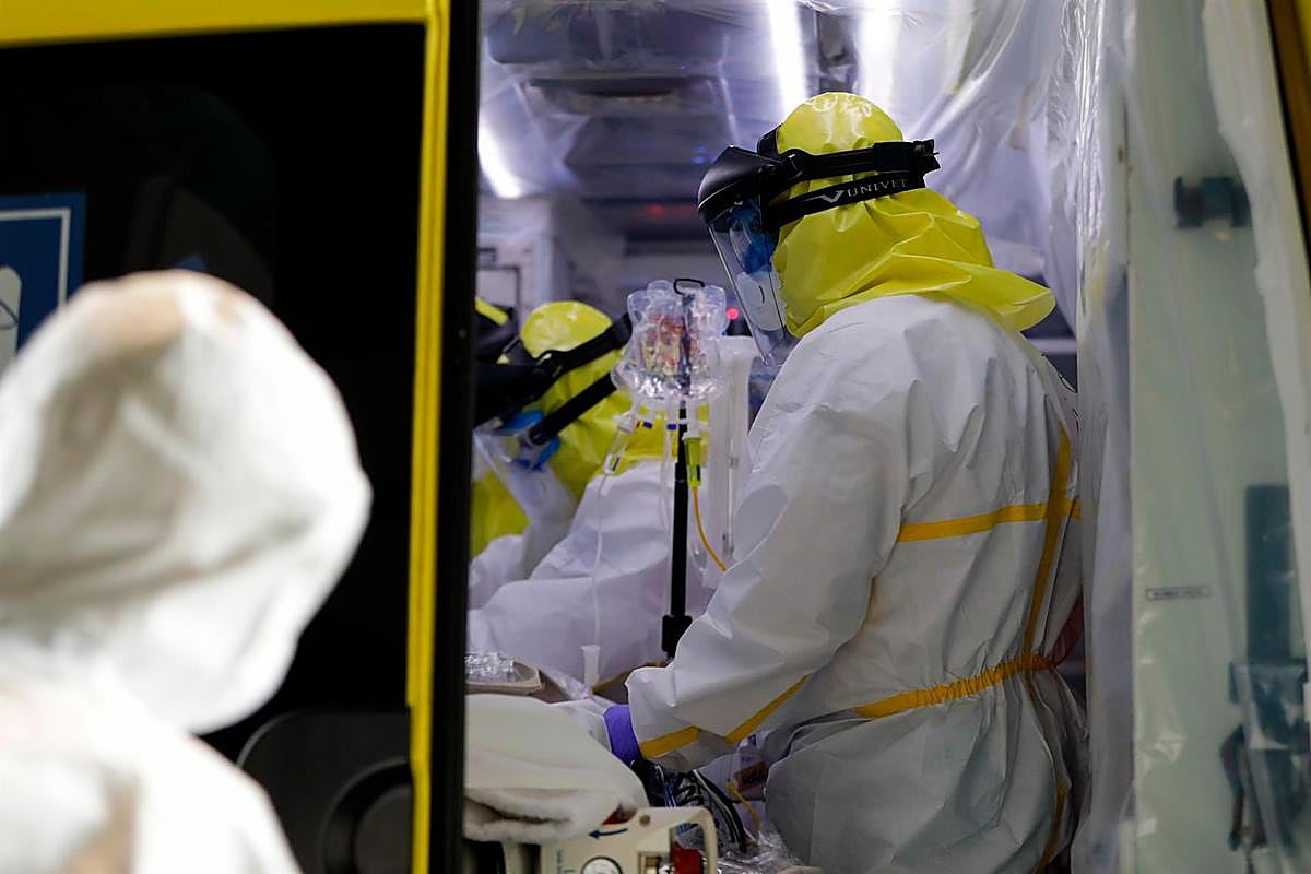Sanitarios del SUMMA protegidos con un traje protector frente al Covid-19.