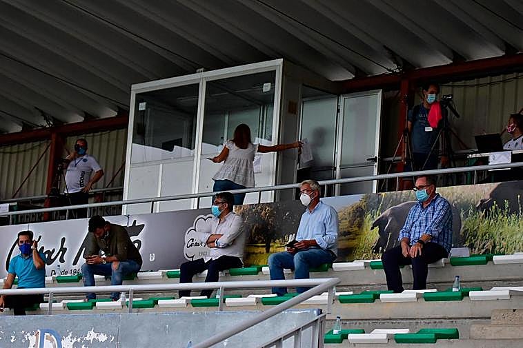 Miembros del Guijuelo con distancia de seguridad en el amistoso ante el Coria en el Municipal Luis Ramos.