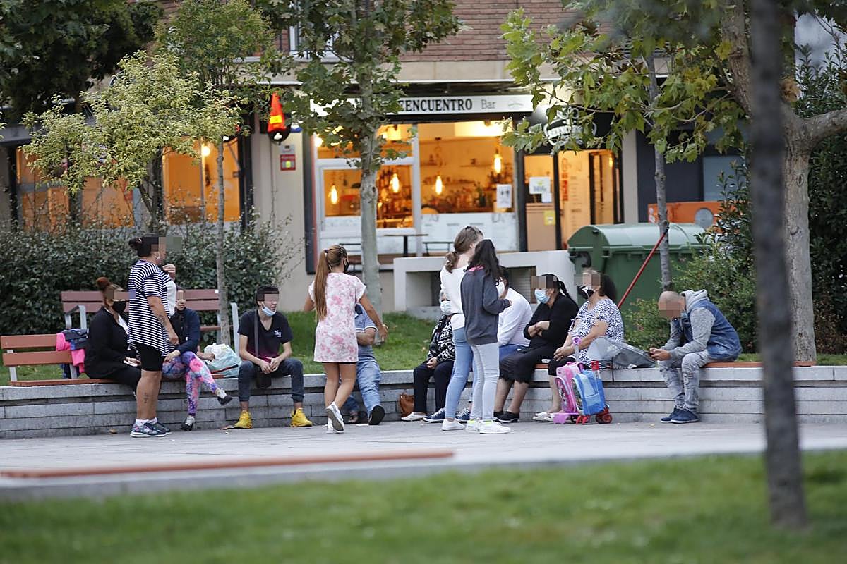 Un grupo de más de diez personas, algunas de ellas sin mascarilla, ayer en el parque de Garrido.