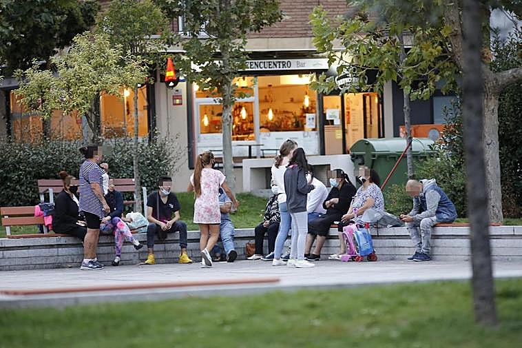 Un grupo de más de diez personas, algunas de ellas sin mascarilla, ayer en el parque de Garrido.