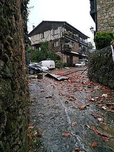 Tejados derribados en una de las calles de La Alberca por la acción del ciclón.