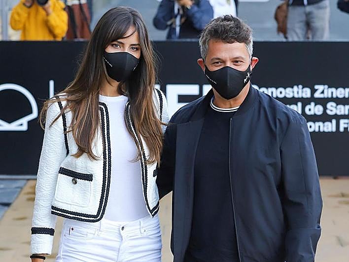 Rachel Valdés junto a su pareja Alejandro Sanz