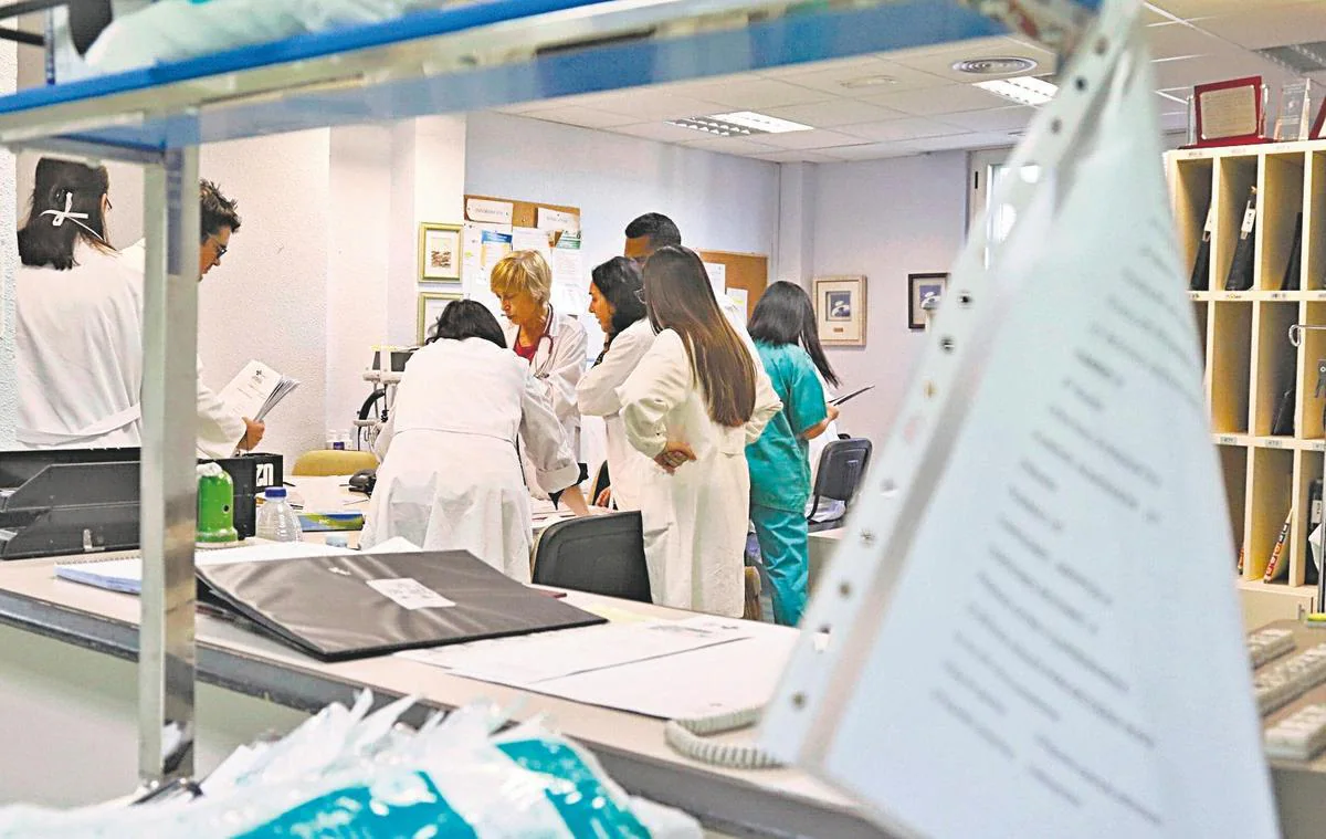 Profesionales de Hematología, durante una reunión de trabajo en planta anterior a la pandemia.
