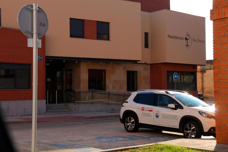 Vehículo de una empresa de desinfección, en el aparcamiento del centro.