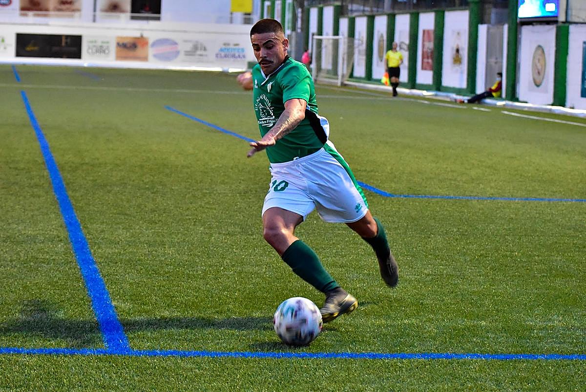 Kike Pina centra desde la línea de fondo.