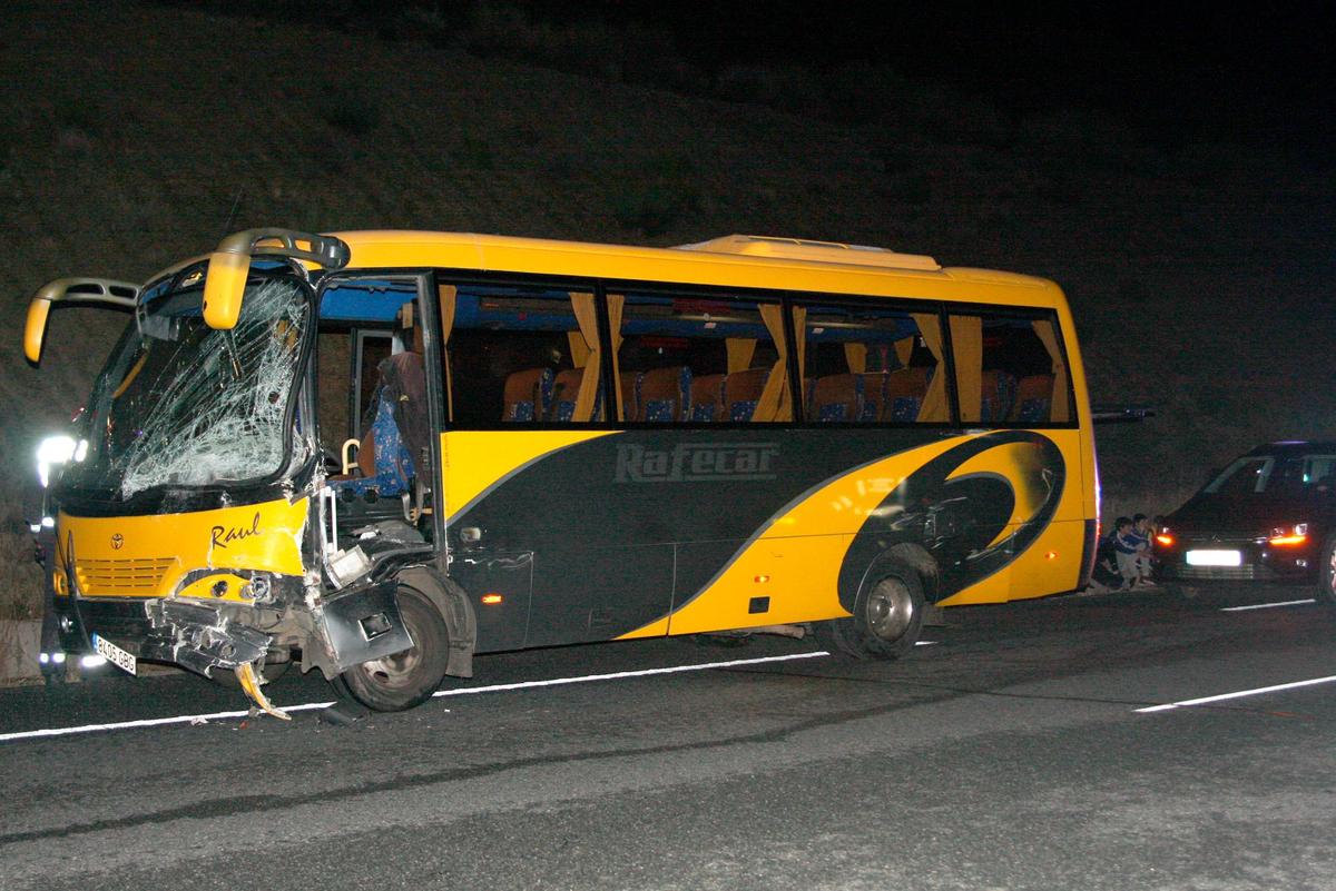 Estado en que quedó el microbús que transportaba al equipo cadete de fútbol sala tras el aparatosísimo accidente