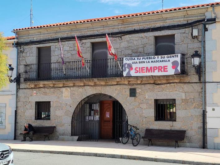 El Ayuntamiento luce una pancarta recordando a los vecinos el uso de la mascarilla.