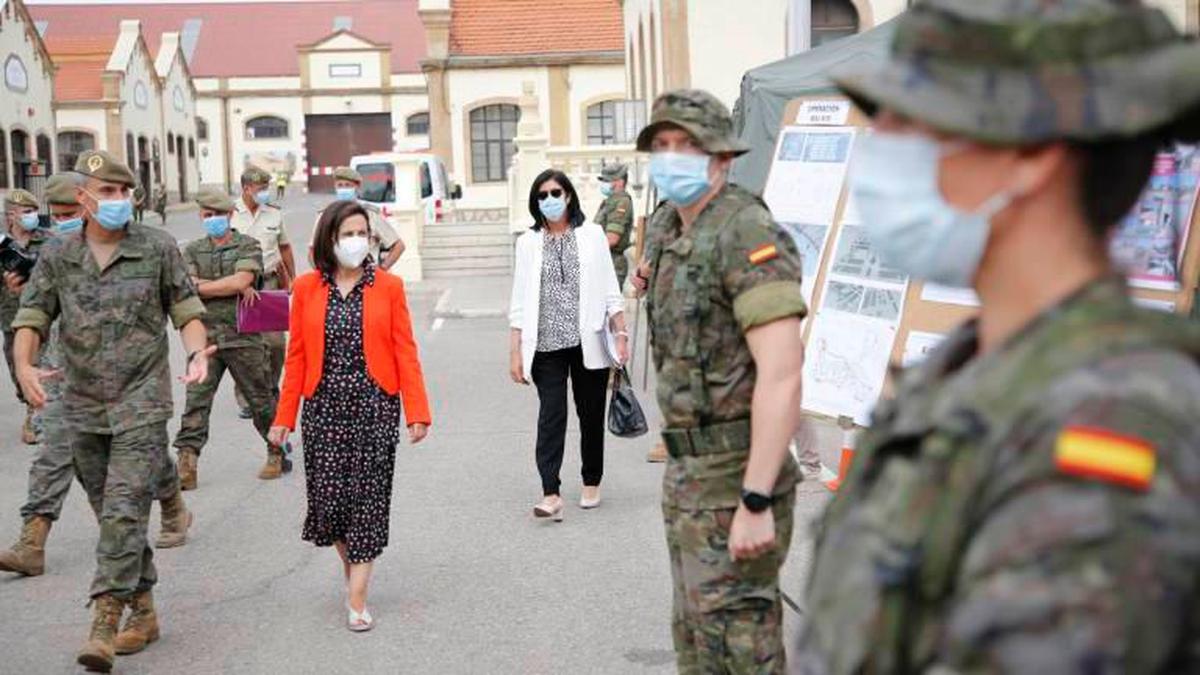 La ministra de Defensa, Margarita Robles, en la reciente visita al Cuartel Arroquia