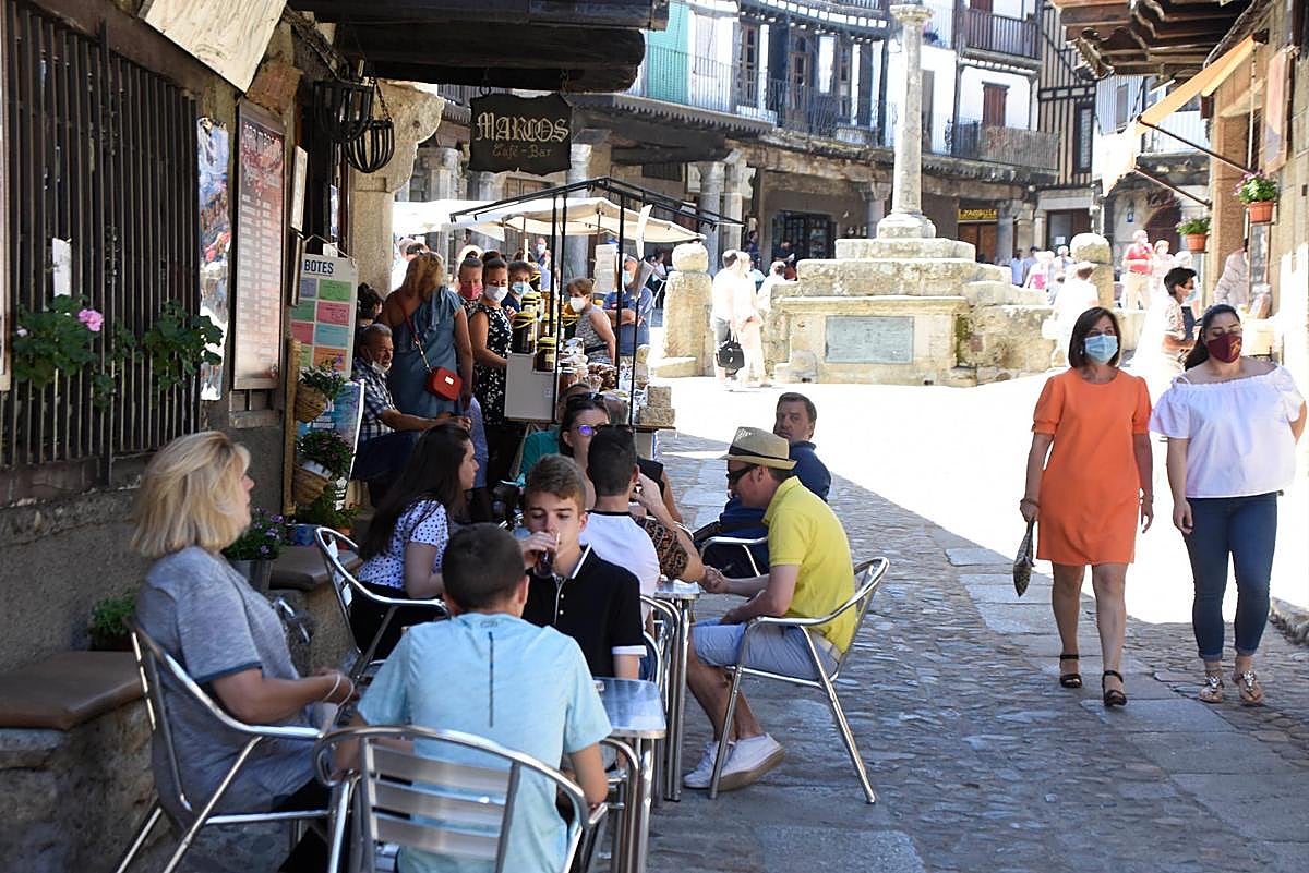 Vecinos y visitantes en las calles y Plaza de La Alberca durante el verano.