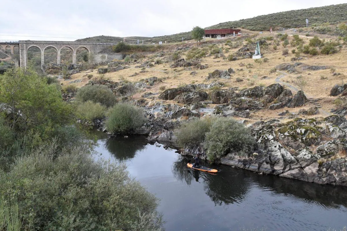 Los técnicos recorren el río Águeda en Siega Verde para cartografiar el fondo y buscar grabados