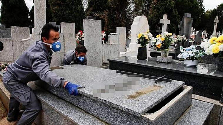 Un entierro en el cementerio San Carlos Borromeo, durante la pandemia.