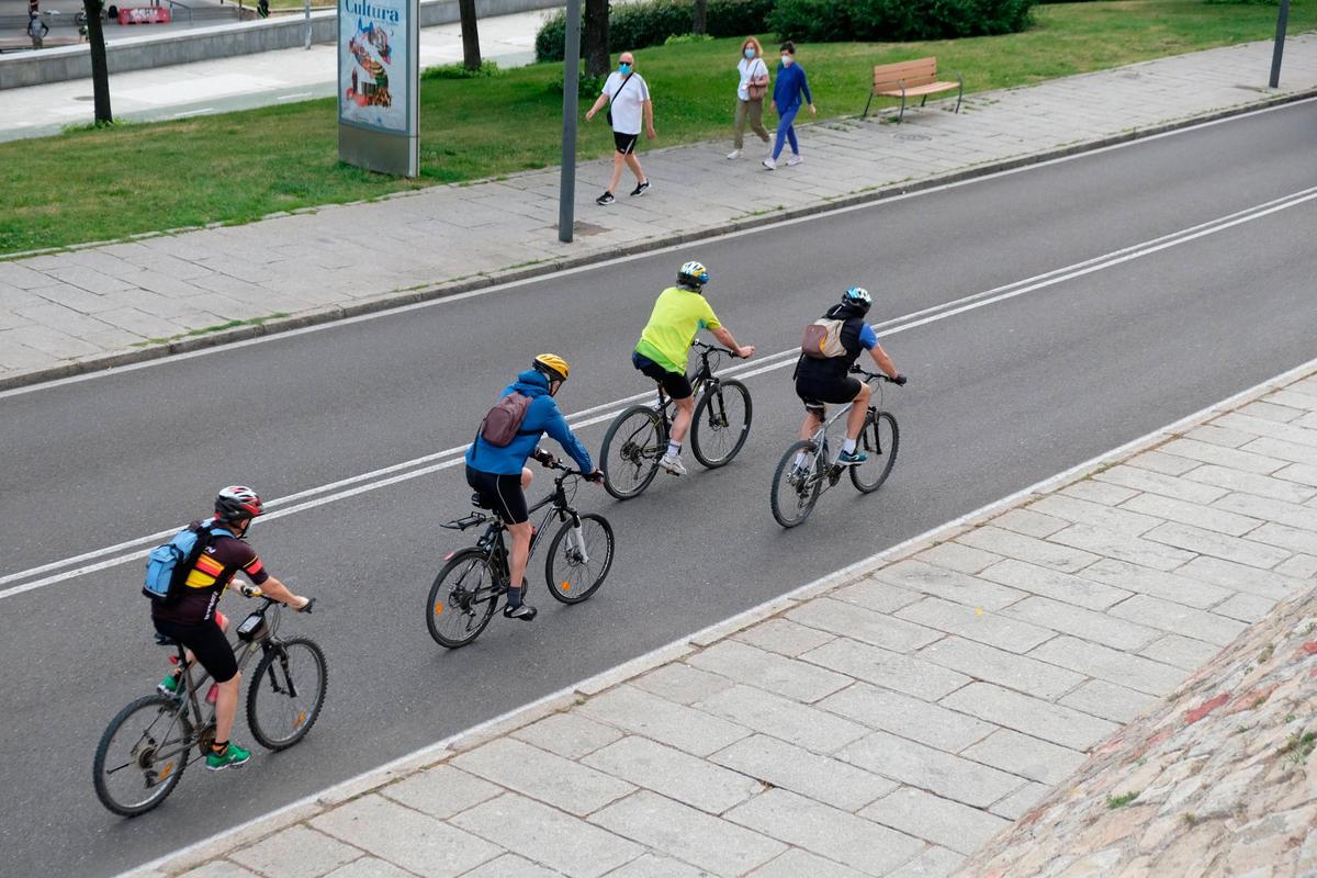 Varios aficionados a la bicicleta en Salamanca.