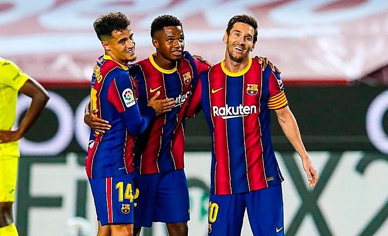 Coutinho y Messi y abrazan a Ansu Fati.