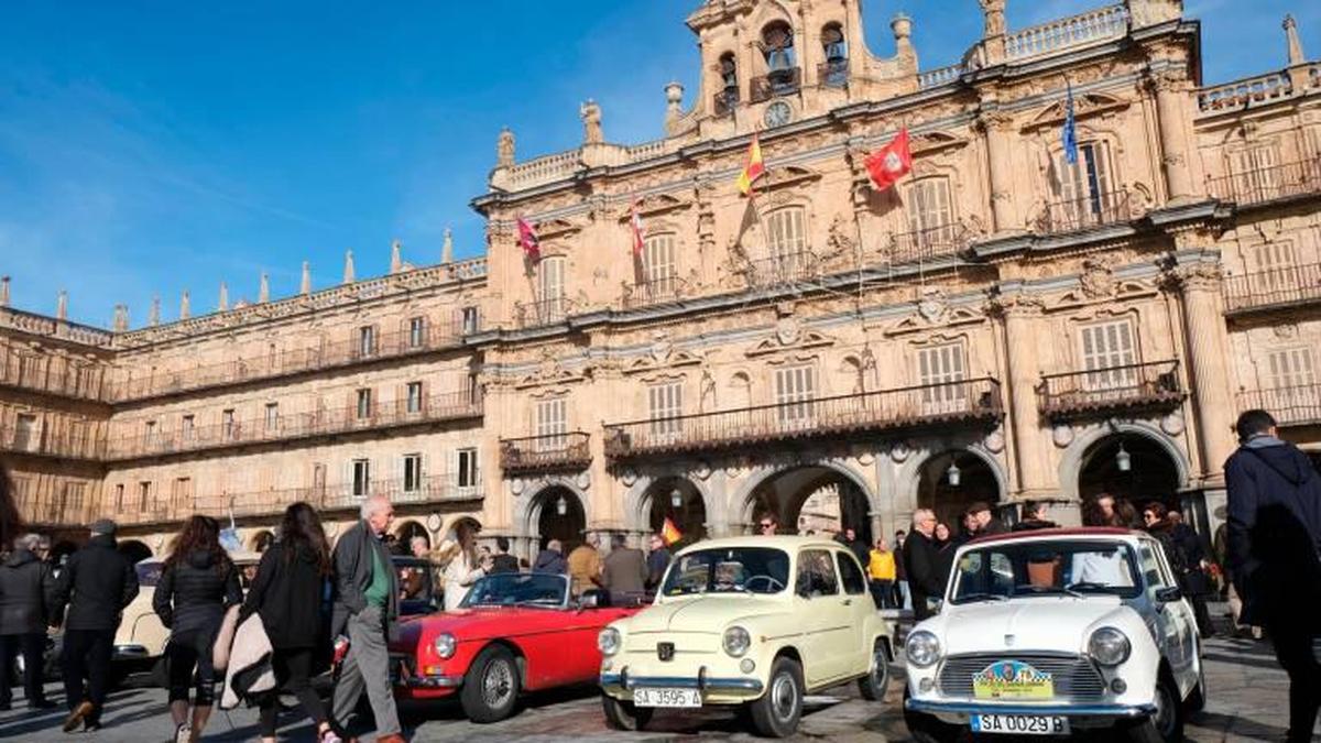 Coches antiguos en la Plaza Mayor en una concentración antes de la pandemia.