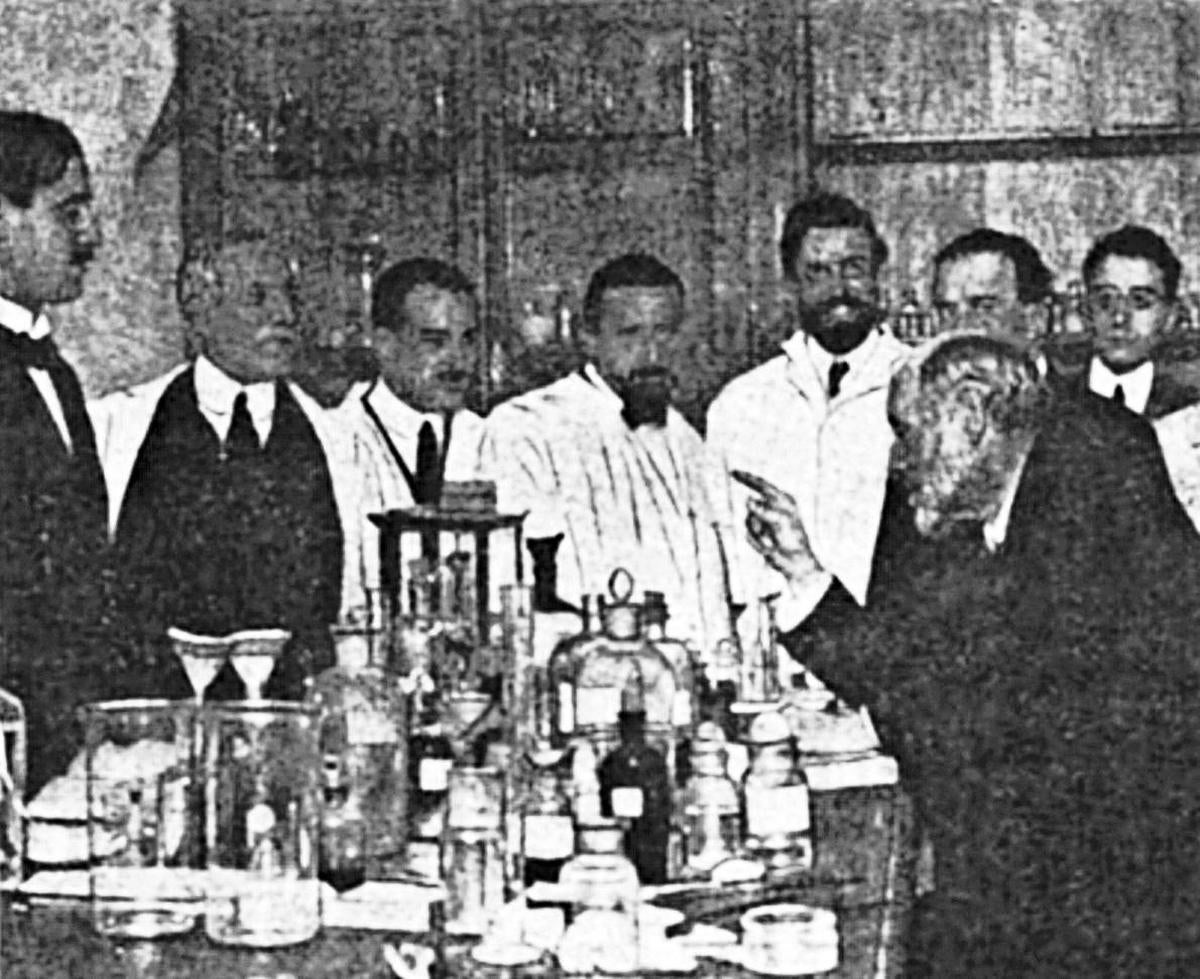 Fotografía y anotación incluidas en la biografía de Ramón y Cajal escrita por José María López Piñero: “Cajal en el Laboratorio de Investigaciones Biológicas, junto a Gonzalo Rodríguez, Domingo Sánchez, Miguel Gayarre, Jorge Francisco Tello, Nicolás Achúcarro y personal auxiliar”.