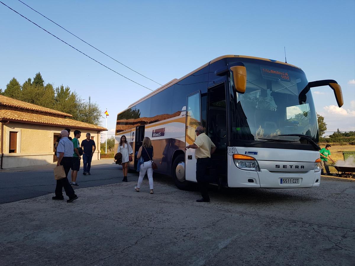 Usuarios bajando del autobús tiempo atrás en San Miguel de Valero.