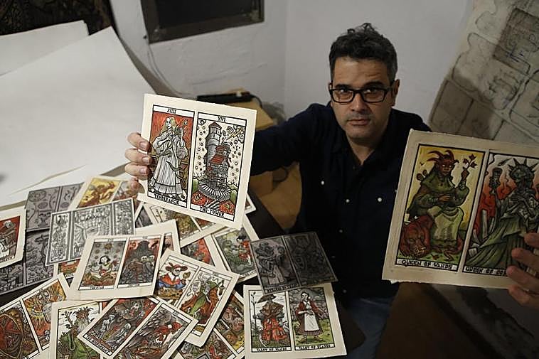 Tomás Hijo, con las 78 cartas que le han inspirado las películas del director de cine Guillermo del Toro.
