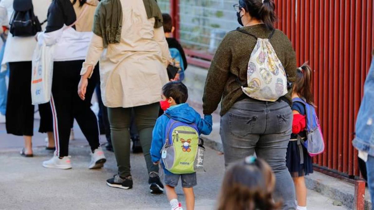 Varios niños van al colegio el primer día de clase