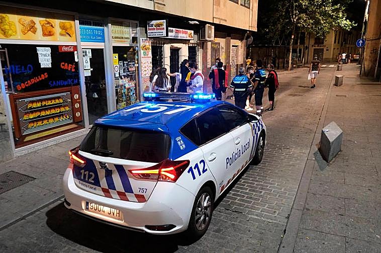 La Policía advierte a varios jóvenes en la calle Varillas