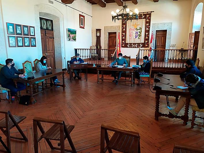 Momento de la sesión plenaria celebrada este lunes en el Ayuntamiento de Candelario.