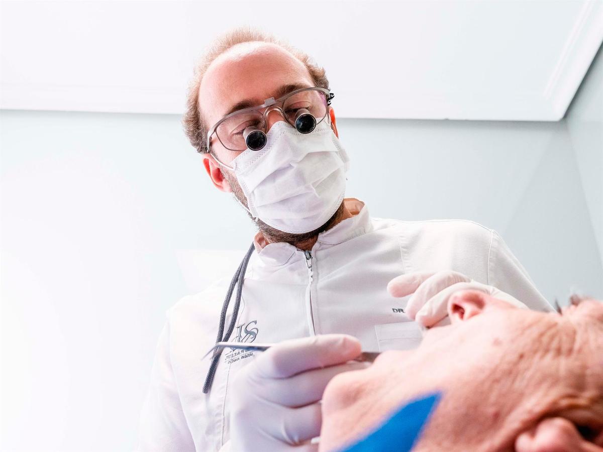 Un dentista trata a un paciente.