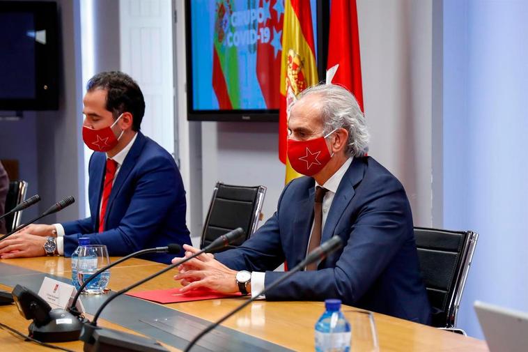 El vicepresidente de la Comunidad de Madrid, Ignacio Aguado (2d); y el consejero de Sanidad, Enrique Ruiz Escudero (1d).