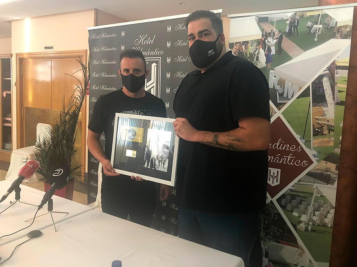 Piojo junto al presidente del Unionistas, Miguel Ángel Sandoval.