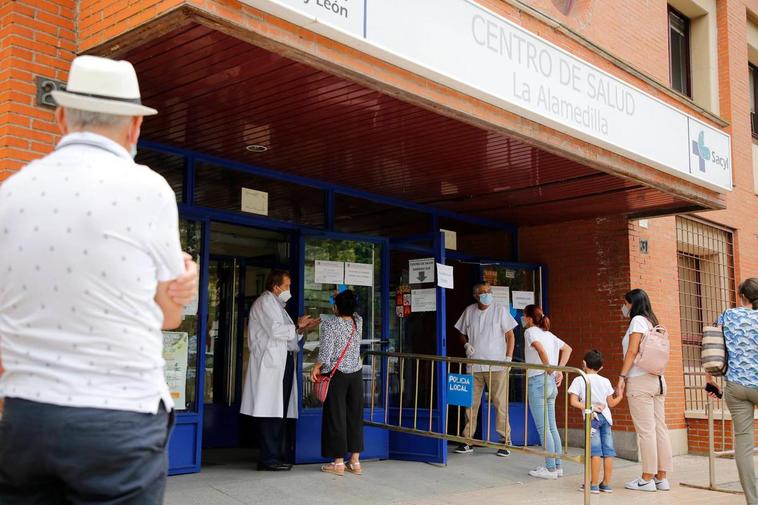 Pacientes ante el centro de salud de La Alamedilla.