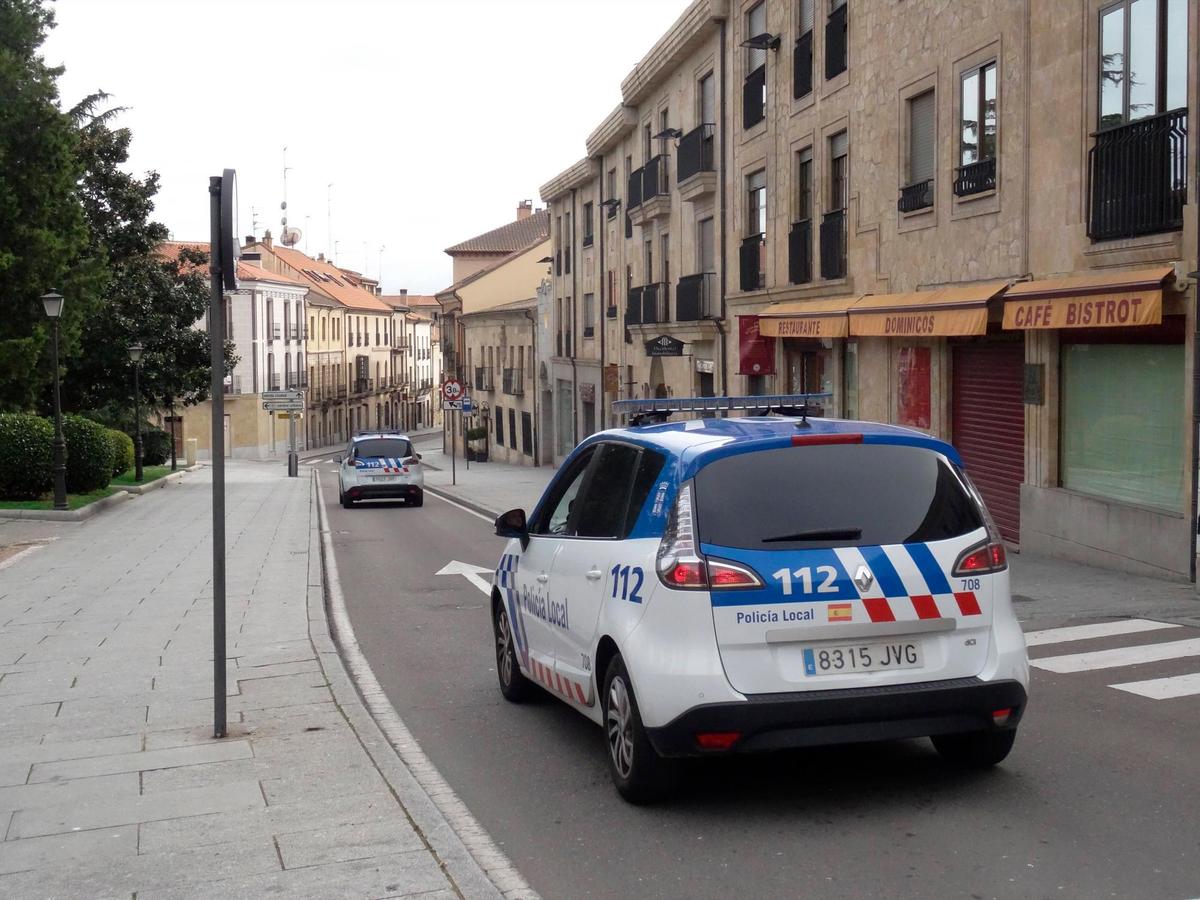 Vehículos policiales recorren la calle San Pablo donde tuvo lugar el asalto a la mujer.