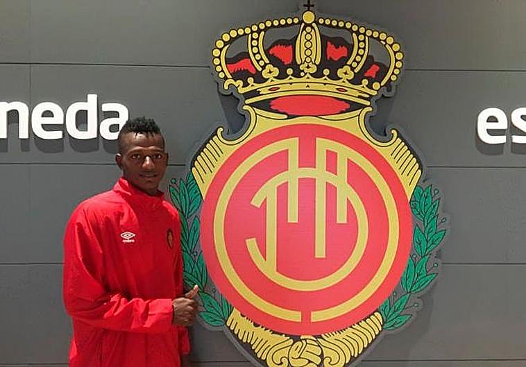 Anderson Arroyo, junto al escudo del Mallorca, en su etapa en el club balear.