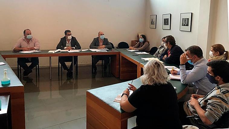 La Corporación municipal durante el pleno ordinario.