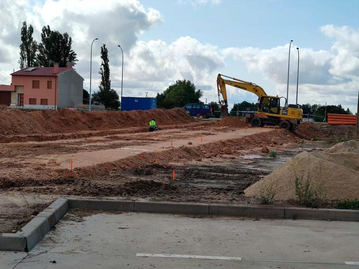 Máquinas y operarios trabajando en la zona.