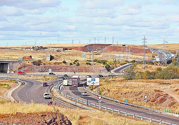 La glorieta de Buenos Aires y, al fondo, la A-62.