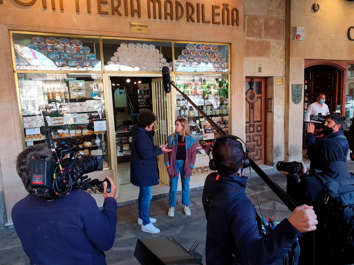 Marta Hazas y Xosé Touriñán, durante el rodaje en la Plaza Mayor.