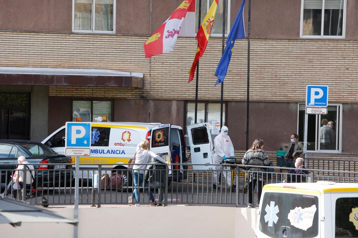 Accesos al Hospital de Salamanca durante la mañana de este martes.