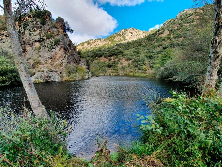 Enclave de los baños de Cordero en los cañones del Tormes.