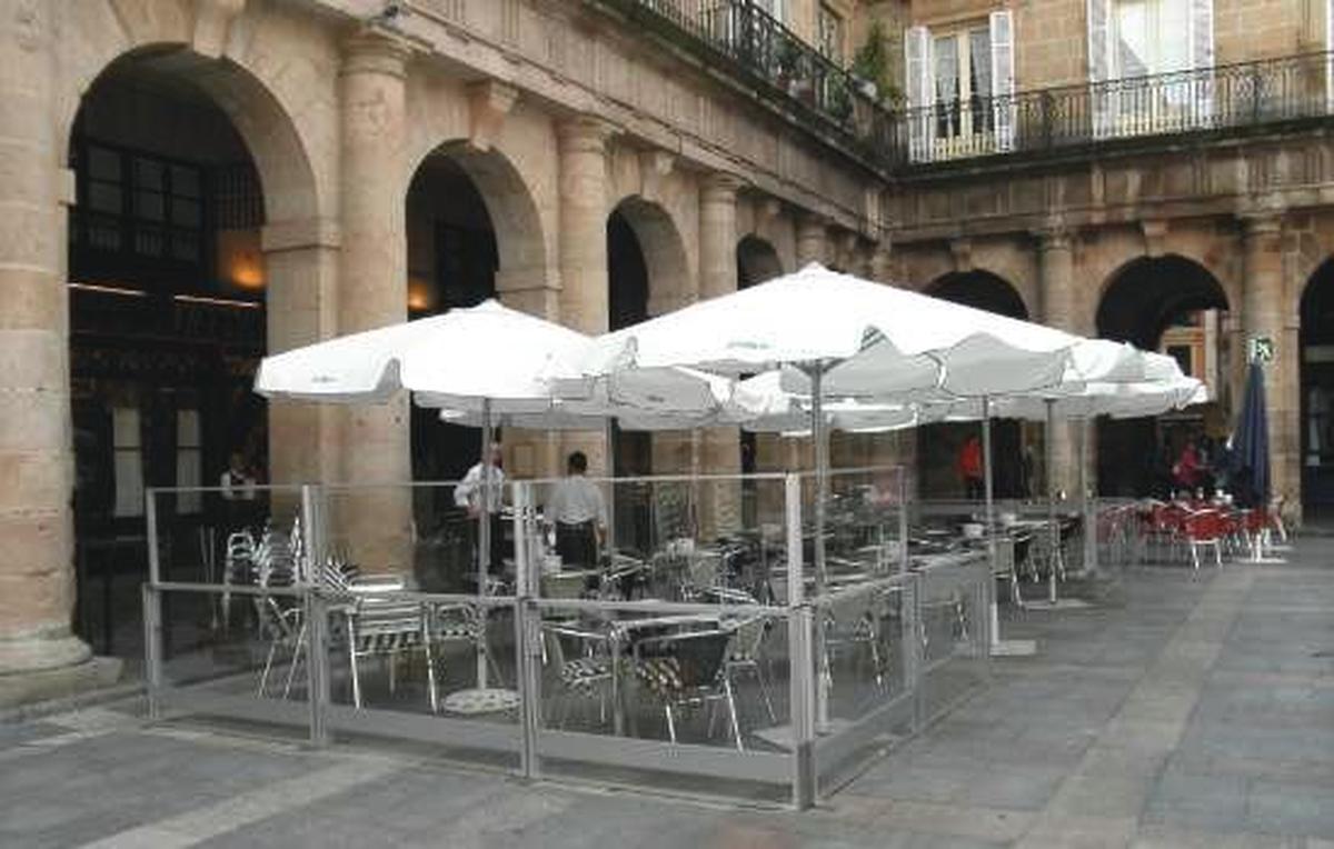 Los paravientos que los hosteleros piden que Patrimonio permita instalar en el casco histórico.