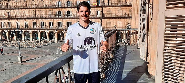 El capitán Antonio Amaro, con la nueva equipación en el balcón del Ayuntamiento