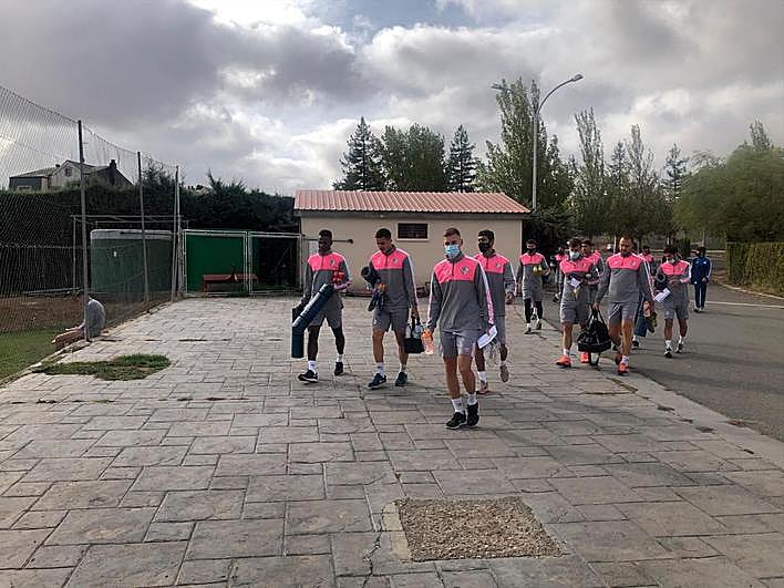 Arroyo (izquierda), llegando a su primer entrenamiento con el Salamanca UDS